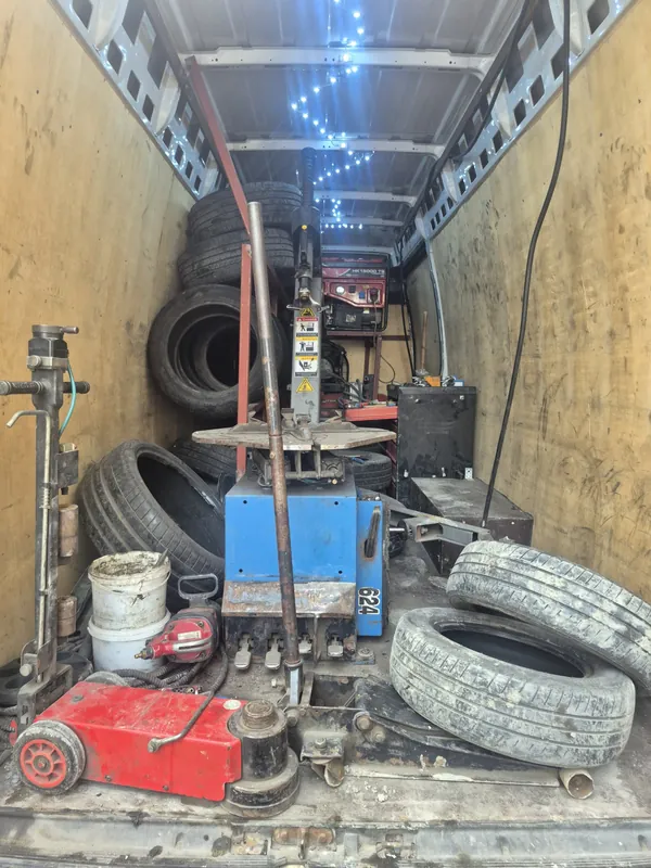 Mobil lastikçi aracının içinde lastik makinesi ve ekipmanlar